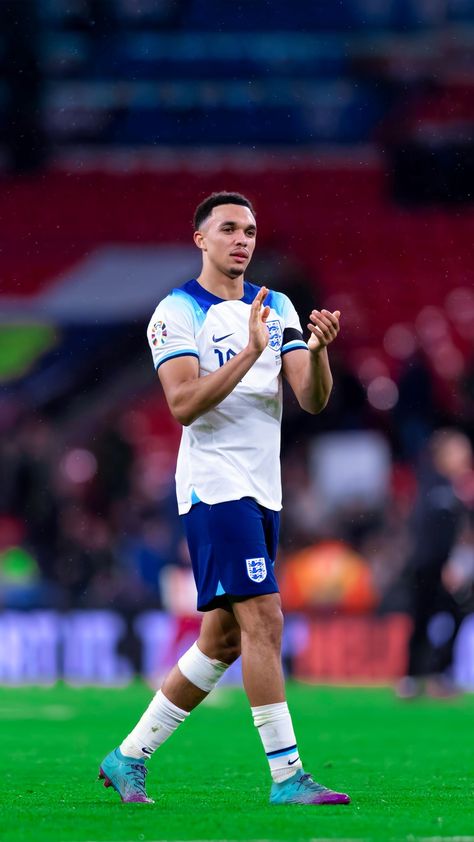 Football Players England, England Football Players, Wallpaper Football, England National Football Team, Trent Alexander Arnold, Instagram Black Theme, England Football Team, England Players, Alexander Arnold