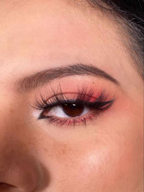 Maquillaje Rojo Basic Red Makeup Look, Red Eye Looks Simple, Brown Red Eyeshadow, Halloween Makeup Red Eyes, Homecoming Makeup For Red Dress, Natural Red Eyeshadow Looks, Simple Red Eyeliner Looks, Red Simple Eye Makeup, Light Red Eye Makeup