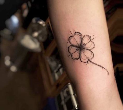 Nice small black tattoo art of motive Cloverleaf by Felipe Rodrigues Tattoos Black And White, Small Black Tattoos, Leaf Clover Tattoo, Sleeve Filler, Four Leaf Clover Tattoo, Compass Rose Tattoo, Clover Tattoo, Shamrock Tattoos, Clover Tattoos