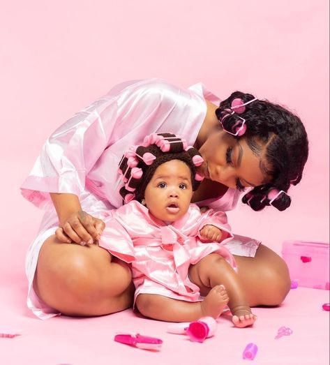 Pinterest: @TRUUBEAUTYS💧#pinterestTruubeautys . Mommy Daughter Photography, The Body Shop At Home, Mommy Daughter Photoshoot, Beauty Self Care, Mommy Daughter Pictures, Mommy Daughter Photos, Mother Daughter Photoshoot, Baby Birthday Photoshoot, Mommy And Baby Pictures