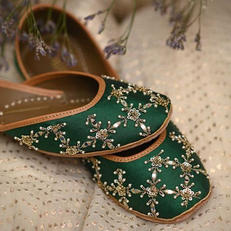 Green Jutti, Punjabi Jutti Wedding, Elegant Shoes Heels, Indian Shoes, Punjabi Jutti, Fashion Shoes Heels, Bridal Shoes Flats, Fancy Shoes, Girly Shoes