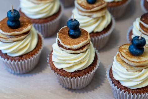 Pancake Cupcakes – The Sweet Taste Bakery Maple Syrup Frosting, Pancakes Cupcakes, Tiny Pancakes, Pancake Cupcakes, Delicious Pancakes, Vanilla Cupcake Recipe, Mini Pancakes, 12 Cupcakes, Tasty Pancakes