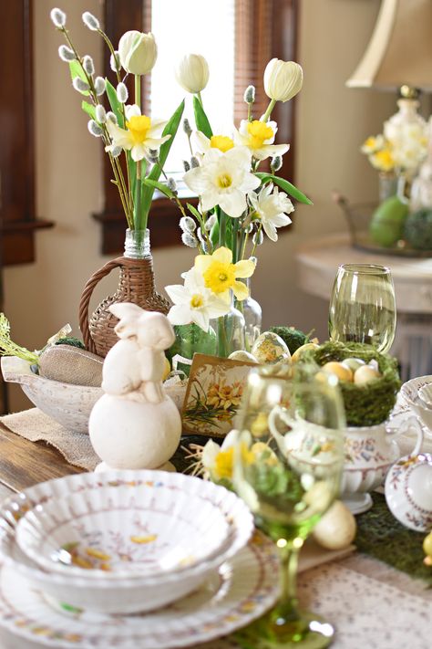 Follow The Yellow Brick Home - Vintage Dishes and Daffodils Easter Table For Two – Follow The Yellow Brick Home Diy Tablescapes, Yellow Brick Home, Spring Table Settings, Vintage Easter Postcards, Table For Two, Easter Tablescapes, Spring Tablescapes, Brick Home, Easter Eggs Diy