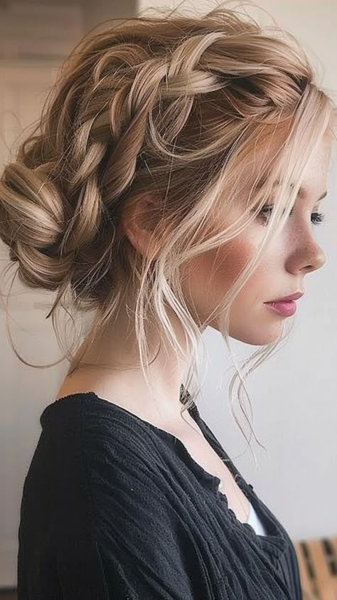 17 Easy Updos for Round Faces – Look Slimmer in Minutes | Lookosm Messy Hair Styles For Wedding, Updo With Face Framing Pieces, Updos For Round Faces, Updo With Flowers, Fancy Updos, Messy Side Braid, Dutch Braid Updo, Hair Styles Long Hair, Messy Braid