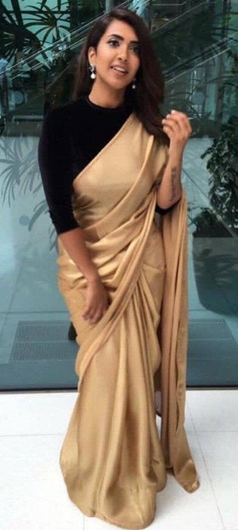 Velvet Blouse Design, Plain Sarees, Gold Saree, Saree Kurti, Indian Sari Dress, Simple Saree Designs, Velvet Blouse, Outfits Simple, Plain Saree