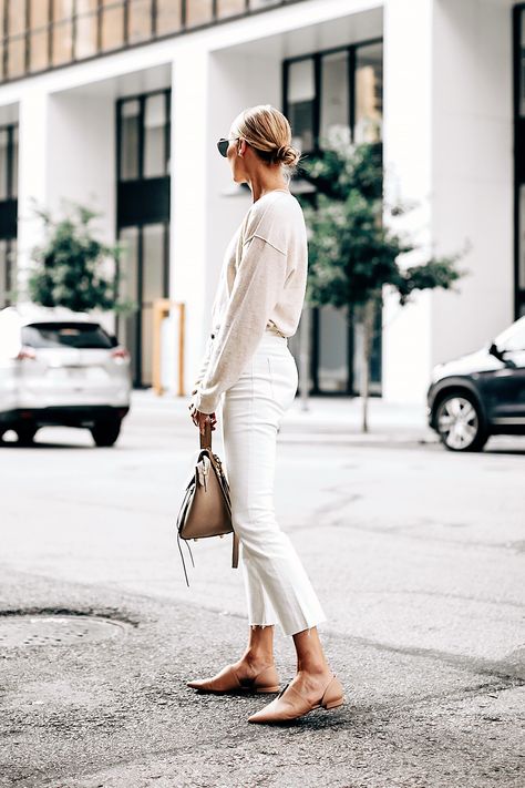 White Chinos Outfit Women, White Cropped Jeans Outfit, Cream And White Outfit, Ivory Jeans Outfit, Blazer Off White, Cropped Jeans Outfit, Ivory Jeans, Blogger Street Style, Skandinavian Fashion