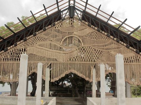 Agnes Hansella may have only just learned how to weave macrame in 2017, but she's already leaving a massive mark on the field. Just check out the stuff she made for this beach house in Bali! Jimbaran Bali, Macrame Wall Hangings, Plant Pot Holders, Colossal Art, House By The Sea, Jimbaran, Popular Art, Macrame Art, Hanging Wall