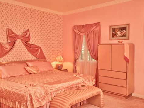 Bedroom 60s, Barbie Apartment, 60s Bedroom, Ruffled Bedding, Los Angeles Apartment, 70s Room, 70s Interior Design, Barbie Bedroom, Bedding Pink