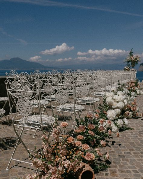 From swiping right to a spectacular wedding set on a cliffside in Sorrento, @allchloerose reveals the secrets behind her unforgettable wedding day. *Visit the link in bio or stories to read in full* With thanks to: Bride: @allchloerose Venue: @villa_astor @theheritagecollection Photographer: @lightfeels.wedding Dresses: @pronovias @halfpennylondon Bridesmaids: @karen_millen Groom Outfit: @suitsupply Florist: @winsome_floral Caterer: @sorrentoweddingcatering Stationery: @studiowrenco Vid... Wedding Dresses Pronovias, Winsome Floral, Villa Astor, Stories To Read, Reading Stories, Groom Outfit, Wedding Set, Sorrento, Gift List