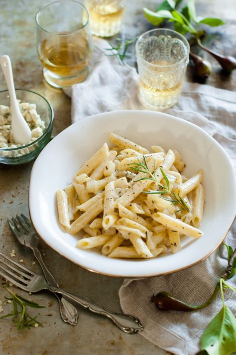 Penne alla Pera {Penne in a gorgonzola pear cream sauce} - The Kitchen McCabe Pear Cream, Pretty Pasta, Gorgonzola Pasta, Pasta Photography, Gorgonzola Sauce, Pear Sauce, Pasta Aesthetic, Pasta Ideas, White Sauce Pasta