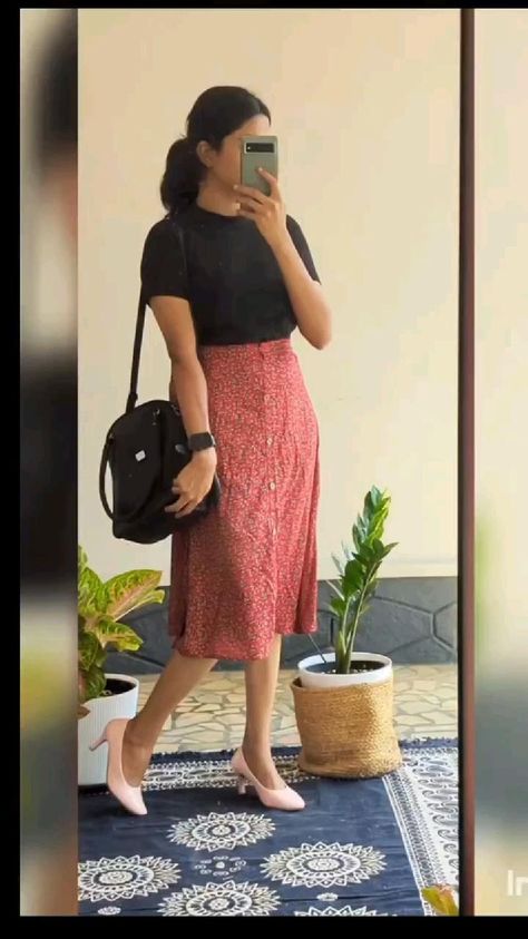 Skirt And Top Indian, Maxi Dress Styles, Simple Frock Design, Stylish Kurtis Design, Simple Casual Outfits, Simple Frocks, Fashionable Saree Blouse Designs, Simple Kurta Designs, Casual Indian Fashion