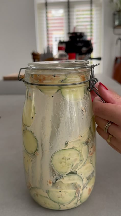 Heb je gehoord van de virale komkommersalade op TikTok? De cucumber guy Logan heeft de komkommersalade viraal gemaakt. Hij combineert de neutrale smaak van de komkommer met allerlei verschillende smaakmakers en toppings. Cucumber TikTok salad, cucumber tiktok trend, cucumber tiktok recipes, komkommer tiktok, komkommersalade recepten Cucumber Tiktok, Tiktok Cucumber Salad, Cucumber Salad Tiktok, Logan Cucumber Salad, Viral Food Recipes, Tiktok Salad, Tiktok Cucumber, Cucumber Salad Recipes, Cucumber Snacks