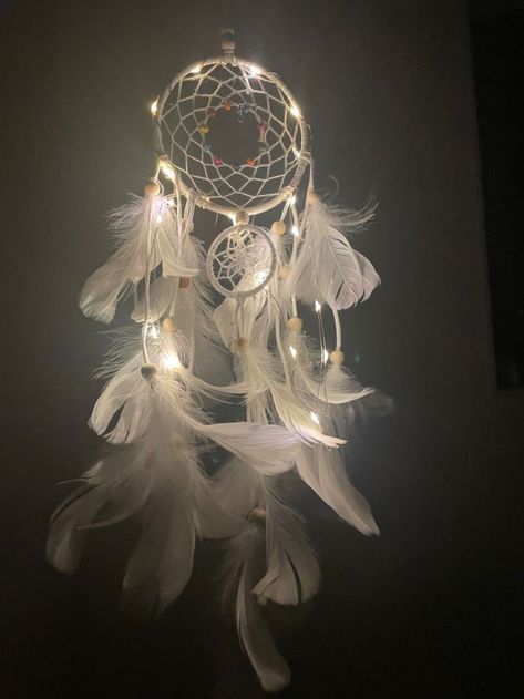 Dream Catcher Room Decor, Dream Catcher Wallpaper Iphone, Dream Catcher Room, Diy Dream Catcher Tutorial, Dream Catcher Patterns, Dream Catcher Decor, Dream Catcher White, Beautiful Dream Catchers, Diy Hair Accessories Ribbon