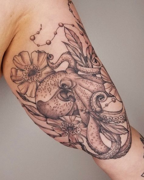 Best 18+ ocean flower tattoo you must try this year Octopus Holding Flowers Tattoo, Holding Flowers Tattoo, Ocean Flower Tattoo, 25 Tattoo, Sea Tattoo, Ocean Tattoos, Octopus Tattoo, Turtle Tattoo, Flowers Tattoo