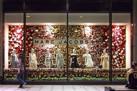 Floral Window Display, Showcase Store, Spring Window Display, Visual Merchandising Fashion, Store Front Windows, Visual Merchandising Displays, Spring Window, Flower Window, Flower Installation