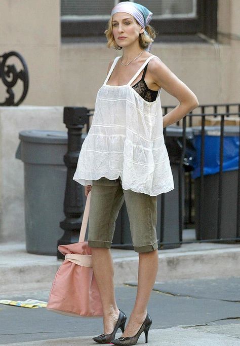 sarah-jessica-parker-celebs-hiding-bump 2000s Fashion Icons, Carrie Bradshaw Outfits, Carrie Bradshaw Style, Casual Attire For Women, Early 2000s Fashion, City Outfits, Sarah Jessica, Sarah Jessica Parker, Carrie Bradshaw