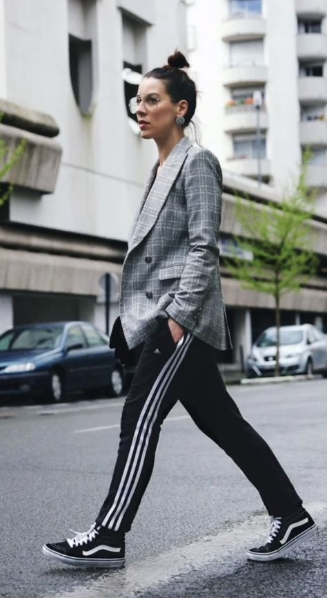 Outfit Sporty Chic, How To Style Adidas Pants, Sporty Chic Outfits Street Fashion, Addidas Outfits Women, Edgy Sporty Outfits, Track Pants Outfit Women, Vans Style Women, Adidas Track Pants Outfit, Adidas Street Style