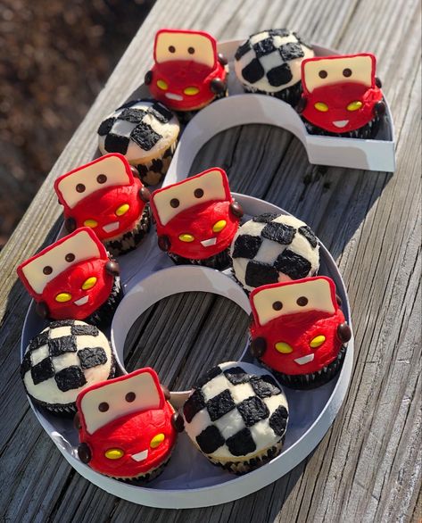 Lighting Mcqueen Cupcakes, Lightening Mcqueen Cupcake, Lightning Mcqueen Cupcakes, Mcqueen 3rd Birthday, Mcqueen Cupcakes, Vehicles Party, Mcqueen Party, Cars Cupcakes, Lighting Mcqueen