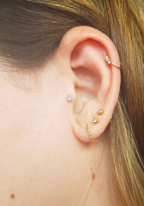 Tragus Helix And Lobe Piercing, 3 Lobe Piercings Ideas Gold, Multi Lobe Piercing, 3 Lobe Piercings Ideas, Eat Piercings, Piercing Combos, Triple Lobe Piercing, 3 Lobe Piercings, Double Lobe Piercing