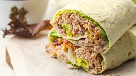 If you're looking for a nutritious and easy lunch for busy days, this healthy tuna wrap recipe has got you covered. It's versatile, simple, and quick to make. Tuna Wrap Recipe, Healthy Tortilla Wraps, Ww Sandwiches, Tuna Wraps Recipes, Tuna Wrap, Healthy Tortilla, Canned Seafood, Healthy Tuna, Wrap Recipe