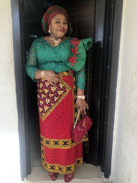 Ankara Wrapper And Blouse Styles, Mama Blouse Styles, Ankara Blouse And Wrapper Styles, Igbo Blouse Styles, African Blouses For Women Wrapper, Woman Blouse For Wrapper, Wrapper Blouses Nigeria, Igbo Blouse, Madam Blouse