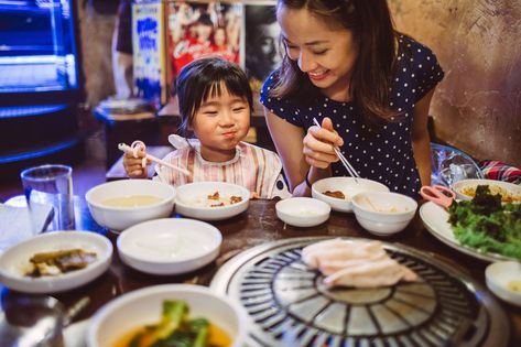 Table manners are important in Korean culture and respect for elders is paramount. These are instructions if you need to eat in a Korean setting. Chinese Food Art, Parent Problems, Korean Table, Formal Dinner Table, Ground Beef And Cabbage, Eating Table, Kids Eat Free, Korean Food Recipes, Beef And Cabbage