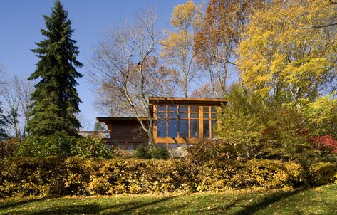 Influenced by the natural environment around them, Prairie-style houses originated in Chicago around 1900. Learn more about this style of home. Prairie Style Houses Interior, Sims 4 Houses Layout, Different Types Of Houses, Dome Homes, Living Off The Grid, Alternative Housing, Houses Interior, Minecraft Houses Blueprints, House Front Porch