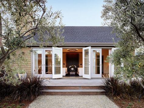 scott-lewis-vineyard-retreat-grasses-northern-california-11-gardenista A Small House, Easy Landscaping, Country Retreat, Casa Exterior, Luxe Interiors, Taos, Napa Valley, Pool House, French Doors