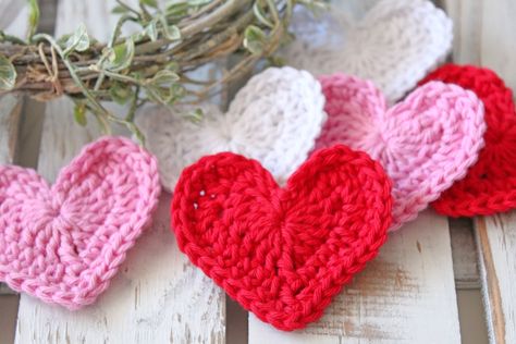 Crochet Heart Decorations, Crocheted Hearts Easy, Crocheted Heart Pattern, Crochet Heart Wall Hanging, Easy Crochet Hearts, Easy Heart Crochet Pattern, Valentine Crochet Projects, Crochet Heart Easy, Heart Applique Patterns Free