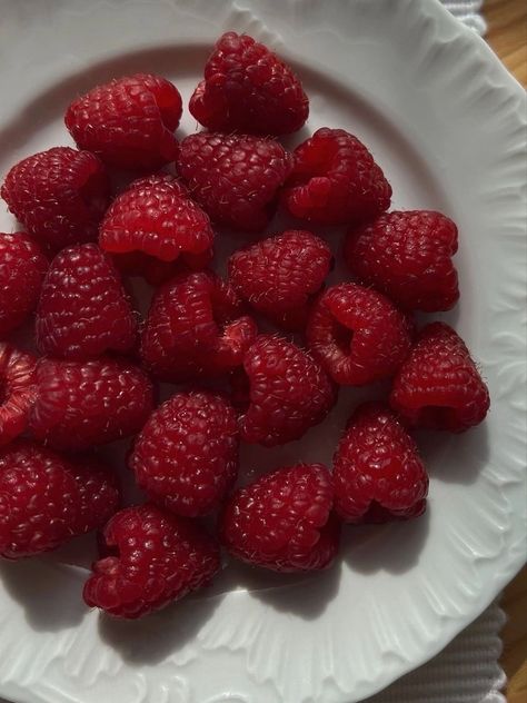 Aesthetic Raspberries, Elegant Food, Summer Recipes Dinner, Think Food, Healthy Foodie, Red Food, Food Obsession, Pretty Food, Food Cravings