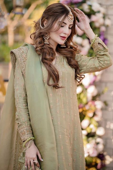 Hairstyles For Gowns, Latest Bridal Dresses, Ethnic Hairstyles, Pakistani Fancy Dresses, Pakistani Fashion Party Wear, Beautiful Pakistani Dresses, Long Hair Wedding Styles, Bridal Dress Fashion