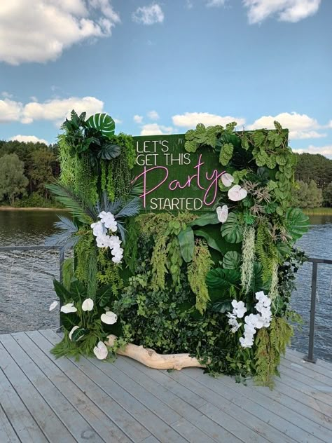 Tropical Backdrop Wedding, Tropical Backdrop Ideas, Creative Photo Booth Ideas Events, Gala Entrance, Plant Wall Backdrop, Tropical Photo Backdrop, Tropical Wedding Backdrop, Green Event Decor, Events Decoration Ideas