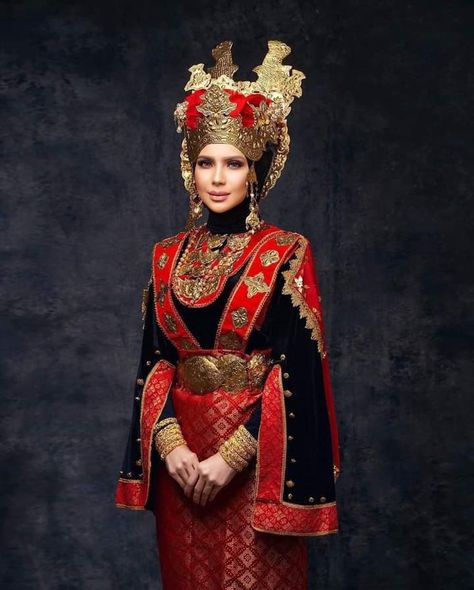 Traditional Dresses Malaysia, Sarawak Traditional Costume, Malaysian Traditional Clothing, Malaysia Traditional Clothes, Traditional Outfits Malaysia, Budaya Malaysia, Malaysia Clothes, Malaysia Dress, Malaysian Clothes