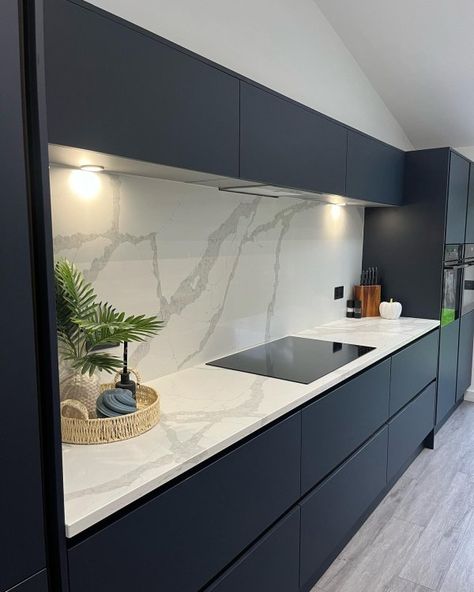 Hockley Super Matt Navy Handleless Kitchen | Howdens Anthracite Kitchen, Howdens Kitchen, Kitchen Design Bloxburg, Howdens Kitchens, Real Kitchens, Open Plan Kitchen Dining Living, Open Plan Kitchen Diner, Dark Grey Kitchen, Handleless Kitchen