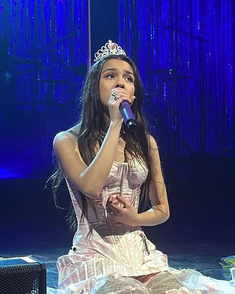 Olivia Rodrigo wearing a princess tiara Olivia Rodrigo Pics, Olivia Rodrigo Aesthetic, Brutal Out Here, Olivia Rodrigo Sour, Olivia Core Aesthetic, Sour Tour, Olivia Core, Liv Rodrigo, Olivia Rodrigo