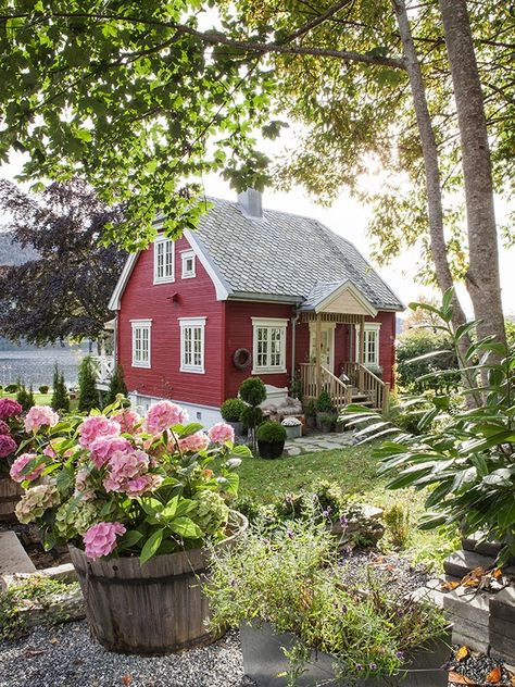 House With Flowers, Cute Cottages, Red Houses, Little Cottages, Haus Am See, Casa Country, Storybook Cottage, Red Cottage, Tiny Cottage