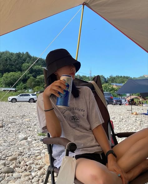 Hat For Beach, Bucket Hat Outfit, Summer Bucket Hat, Hat Aesthetic, Summer Poses, Outdoor Vacation, Beach Golf, 사진 촬영 포즈, Beach Pictures Poses