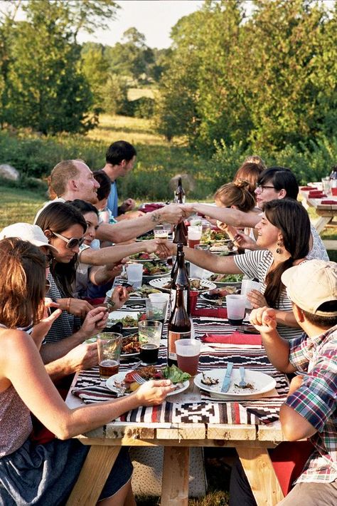 This picture reminds me of a family picnic in Niagara… People Enjoying Food, Happy Big Family, Community Picnic, Picnic With Family, Brian Ferry, Dream Bbq, Outdoor Bbq Party, Family Cookout, People Gathering