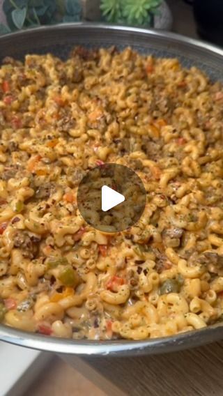 Hollie Wood | Quick and easy family friendly recipes. on Instagram: "One pot Cheesy taco Mac n cheese 
.
⬇️ Recipe below ⬇️ 
.
Press save for future dinner inspiration 📌 follow @dinner_at_hols for more recipes like this. 
.
AD| Mac and cheese always goes down well with my lot especially as the nights start getting colder and you’re craving that bowl of comfort! It is also such a great dinner for when you’ve had a busy day and don’t have much time to get dinner on the table. All cooked in my @hexclad_europe pans making clean up so much easier as I can just pop them straight in the dishwasher 🙌 
Recipe serves 4 
.
Ingredients.
.
1. 500g beef mince 
2. 2-3 tbs taco seasoning 
3. 1 onion, diced 
4. 3 peppers, diced 
5. 4tsp garlic puree - or 4 cloves 
6. 300g pasta, uncooked weight
7. 800ml- Taco Mac N Cheese, Taco Mac, Taco Mac And Cheese, Dried Pasta, Family Friendly Recipes, Garlic Puree, Mexican Theme, The Nights, Dinner Inspiration