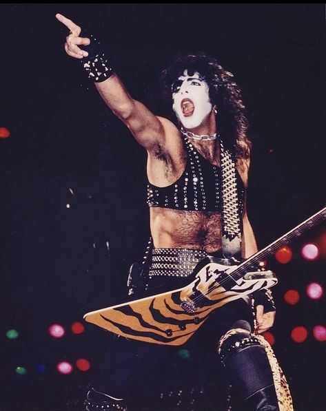 Kiss Group, Paul Kiss, Kiss Costume, Vinnie Vincent, Kiss Army, Kiss Pictures, Kiss Art, Ace Frehley, Paul Stanley