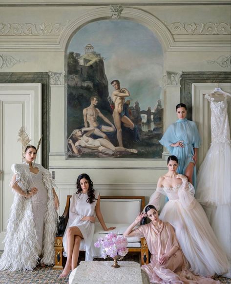 Unique Bridesmaid Photo Ideas, Bridesmaids Aesthetic Vintage, Bridesmaid Editorial Photography, Vintage Bridal Party Photos, Vogue Group Photoshoot, Royal Family Photoshoot Ideas, Old Money Wedding Bridesmaids, Editorial Bridesmaid Photos, Bridgerton Photoshoot Ideas