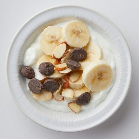 Yogurt Banana Sundae Banana Sundae, Easy Snack Mix, Snack Mix Recipe, Sundae Recipes, Yogurt Banana, Eating Well Recipes, Healthy Low Calorie Meals, Low Carb Meal Plan, More Protein