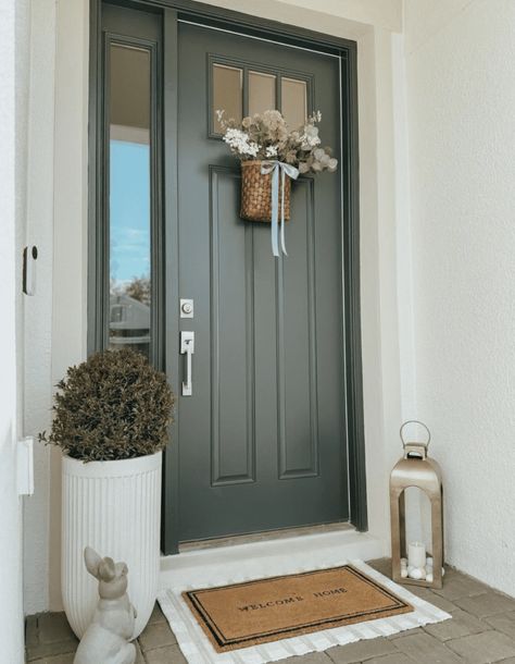 door with hanging flower basket for spring decor Apartment Door Decor Entrance, Front Door Apartment Decor, Outside Door Decor, Front Door Decor Ideas Entrance, Apartment Front Door Decor, Apartment Door Decor, Easter Front Door Decor, Easter Door Decorations, Front Door Baskets