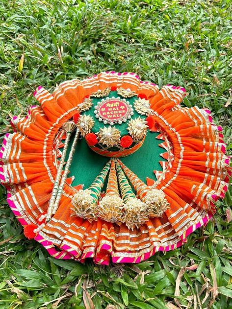 Mehendi Tray Decoration Ideas, Mehendi Moli Packing Idea, Mehendi Thali Decor Ideas, Mehendi Tray Decoration, Indian Wedding Gifts For Bride, Mehendi Platter Ideas, Mehendi Thali, Mehndi Plates Decoration, Haldi Platter Decoration