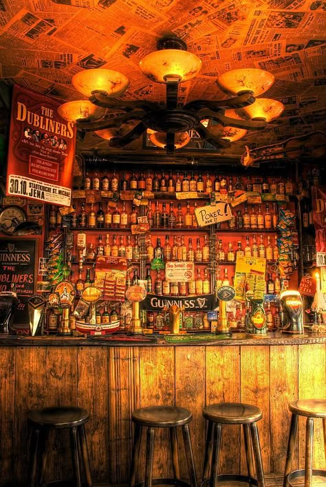 FIND OUT HOW VINTAGE INTERIOR DESIGN PLAYS IN THIS CAFÉ IN TEL-AVIV! Newspaper Ceiling, Bar Interior Design Vintage, Irish Pub Design, Irish Pub Decor, Retro Pub, Pub Interior Design, Irish Bar, Pub Interior, Bar In Casa