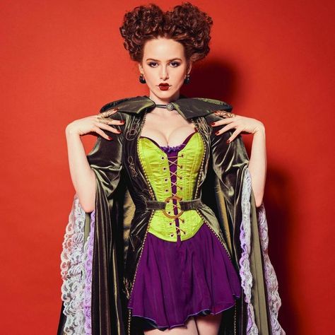 Madelaine Petsch X Winifred Sanderson Celeb Halloween, Red Hair Halloween Costumes, Winifred Sanderson, Movie Halloween Costumes, Cheryl Blossom Riverdale, Madelaine Petsch, Red Wigs, Halloween Photoshoot, Cheryl Blossom