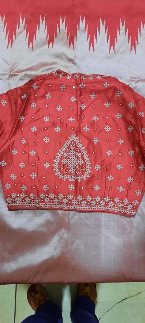 Kutchwork Blouse Designs, Katchi Work Design, Kachi Work Blouse, Kutch Work Designs Blouses, Kutchi Work Blouse, Kutch Work Saree, Sindhi Embroidery, Kutchi Work, Long Blouse Designs