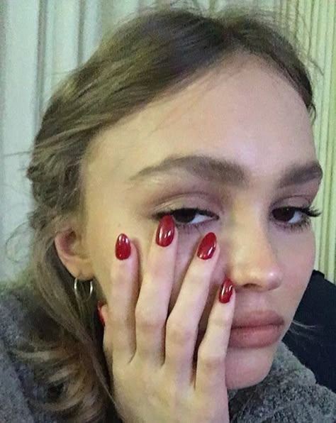 http://sinfulangell.tumblr.com/post/159771809567 Lily Depp, Kutek Disney, Unghie Sfumate, Red Nail Polish, Red Nail, Lily Rose Depp, Minimalist Nails, Lily Rose, Dream Nails