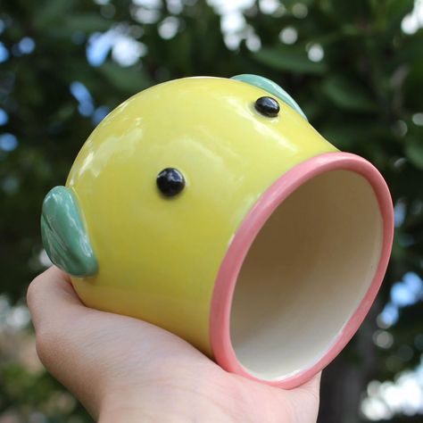 Delia | happyclaypot | I had so much fun making this Bellsprout cup! He wants to give you a big smooch. 😗🌱 | Instagram Pokemon Pottery, Clay Pokemon, Pokemon Decor, Ceramic Pinch Pots, Vanessa Lopes, Cerámica Ideas, Clay Crafts Air Dry, Pottery Crafts, Diy Pottery