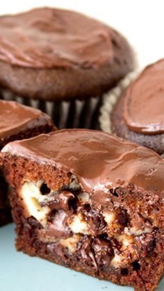 Chocolate Stuffed Cheesecake Cupcakes ~ ridiculously amazing and pretty easy, too. Stuffed Chocolate Cupcakes, Stuffed Cheesecake, Cupcakes Stuffed, Handle The Heat, Torte Cupcake, Cheesecake Cupcakes, Hilarious Stuff, Pound Cakes, Fun Recipes